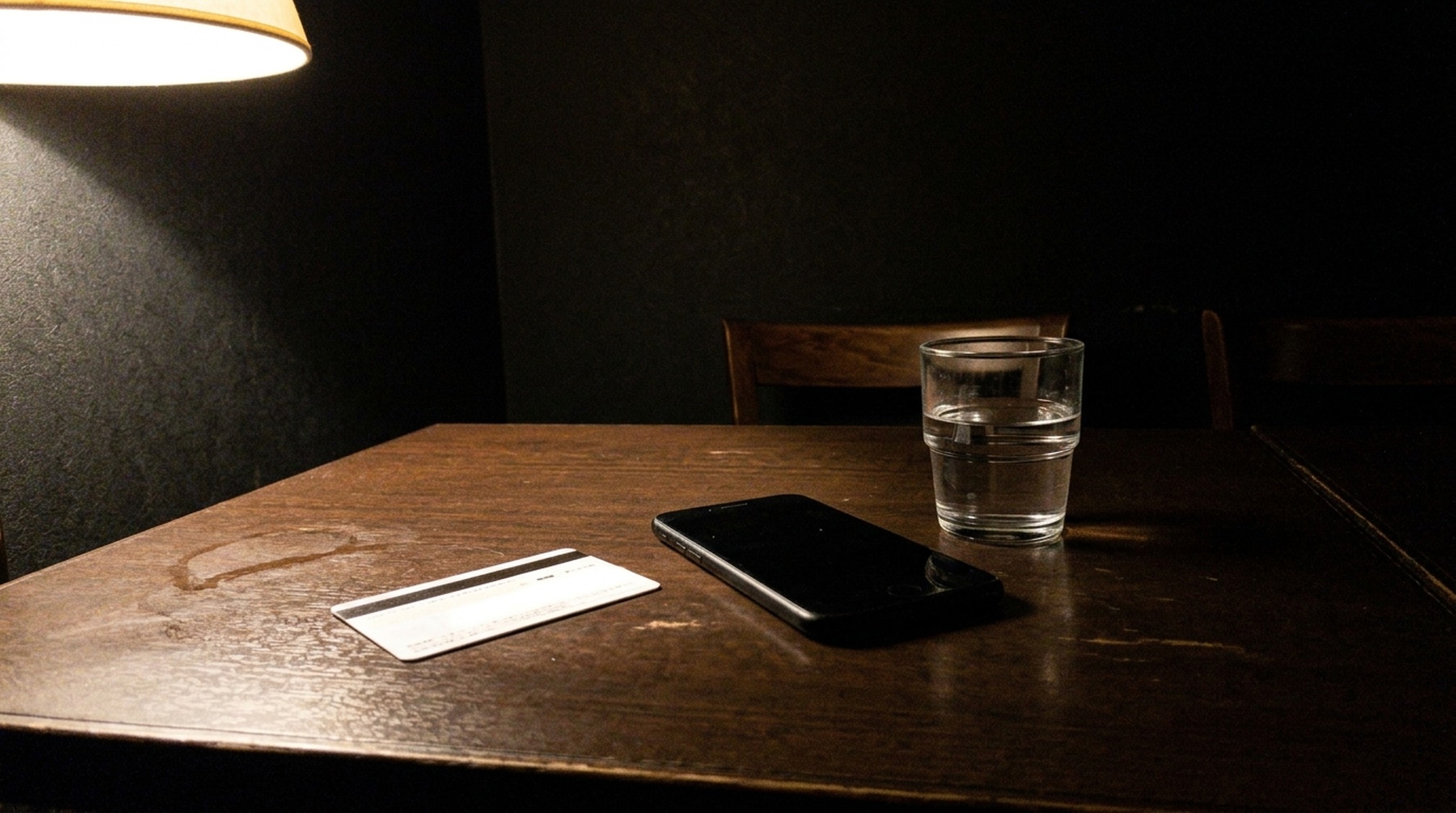 パパ活が違法になる年齢の線を確認するために身分証を置いたテーブル