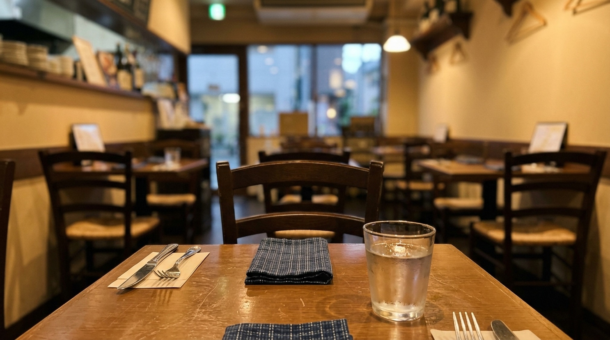 パパ活の顔合わせ当日に先に着いて待つテーブル席