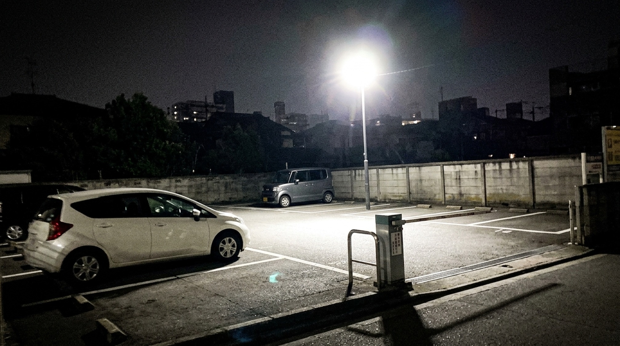 パパ活の美人局に遭遇した場面を想定した夜の駐車場