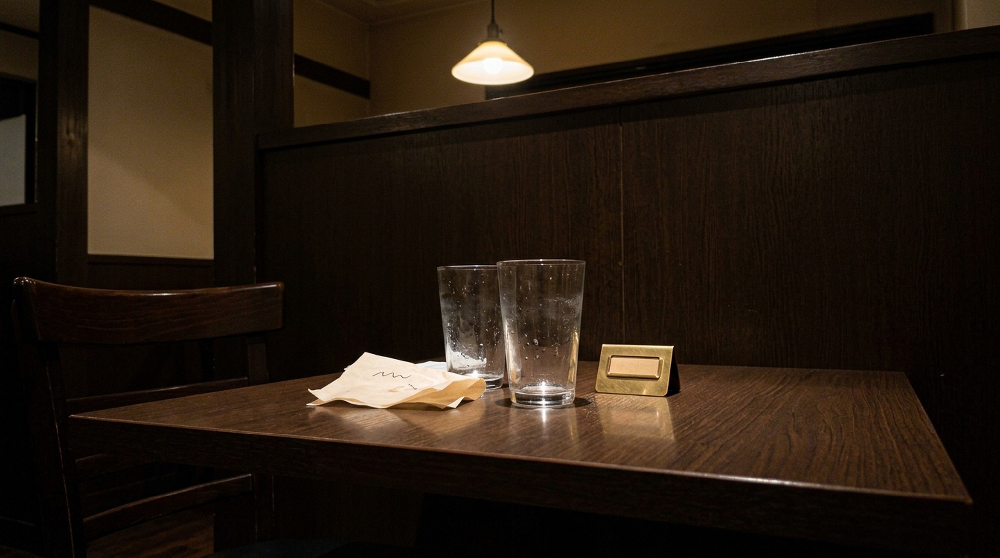 パパ活の美人局を避けるため人目のある席を選んだ店内