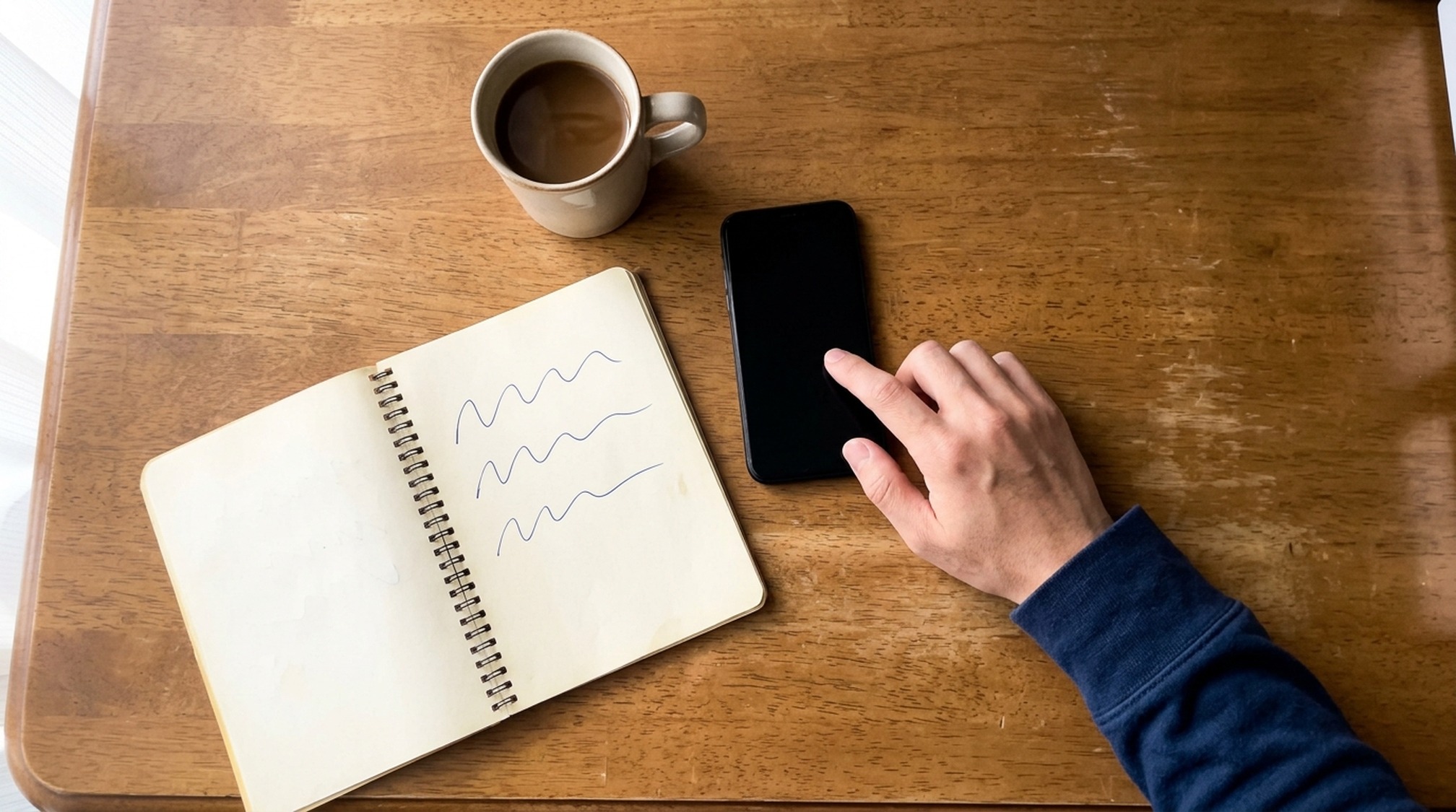 パパ活のメッセージを男性がスマホと下書きで整える机
